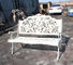 Le Tableau de fonte de rotin et les chaises blancs/antiquité Metal le fauteuil extérieur