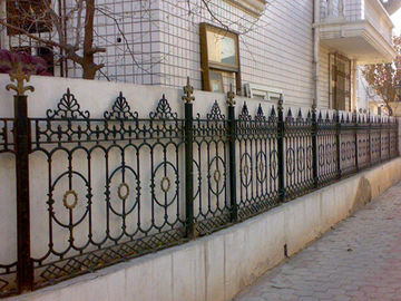 La barrière blanche de fonte de décoration de yard grille/barrière faite sur commande de fer travaillé